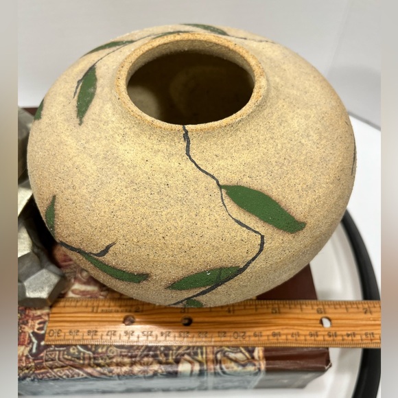 VINTAGE/HANDCRAFTED SAND ART POTTERY VASE w/LEAF PATTERN & SIGNED - Picture 5 of 10